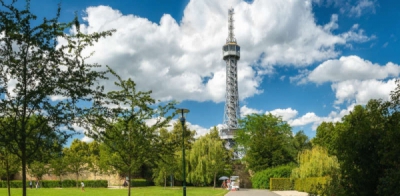 Le belvÃ©dÃ¨re de Petrin, une tour Eiffel qui domine Prague.